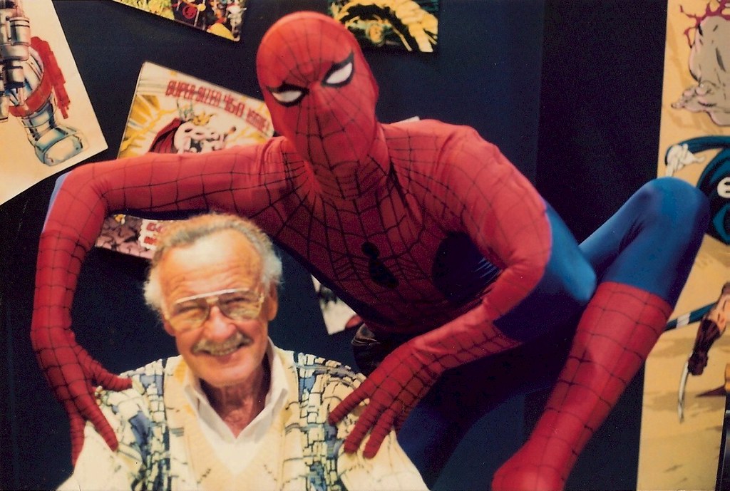 Stan Lee, de bedenker van Spider-Man, naast Spider-Man